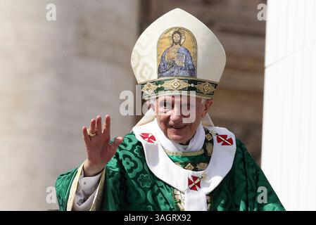 11 ottobre 2012 - Roma, Italia - PAPA BENEDETTO XVI al suo arrivo in Piazza San Pietro. La Chiesa cattolica celebrerà l'anno della fede da giovedì al 24 novembre 2013 in occasione del 50° anniversario dell'apertura del Concilio Vaticano II e del 20° anniversario della promulgazione del Catechismo della Chiesa cattolica. (Immagine di credito: © Evandro Inetti/ZUMAPRESS.com) Foto Stock