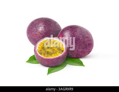 Frutti della passione isolati con foglie. Maracuya frutta con foglie. Foto Stock