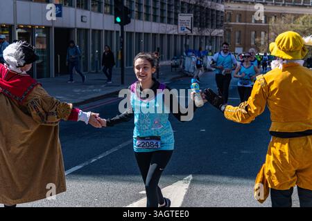 Persone che corrono per strada durante la mezza maratona dei monumenti di Londra del 2025 nella City of London, Regno Unito Foto Stock