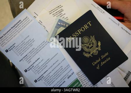 28 dicembre 2009 - St. Petersburg, Florida, USA - STEPHEN J. CODDINGTON | Times.TP 316507 CODD DMV 2.foto 2 di 2.DIDASCALIA: (12/28/2009, TAMPA) Un cliente detiene una pila di documenti, tra cui il passaporto e la tessera di sicurezza sociale, in attesa in coda presso l'ufficio patente di guida su E. Hillsborough Avenue a Tampa lunedì (12/28/2009) pomeriggio. Lo Stato della Florida sta implementando nuovi e rigorosi requisiti di documentazione a partire dal 1 gennaio. per patente di guida e carte di identità. . SOMMARIO: La Florida adotta nuovi requisiti per le patenti di guida e le carte di identificazione.[STEPHEN J. CODDINGTON, Foto Stock