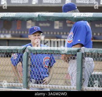 Alan Trammell, ex allenatore dei Detroit Tiger e ribes dei Chicago Cubs, lascia la squadra, parla con Lou Piniella prima dell'inizio della partita a Detroit, Michigan, il 23 giugno 2009. JULIAN H. GONZALEZ/Detroit Free Press (immagine di credito: © Detroit Free Press/ZUMA Press) Foto Stock