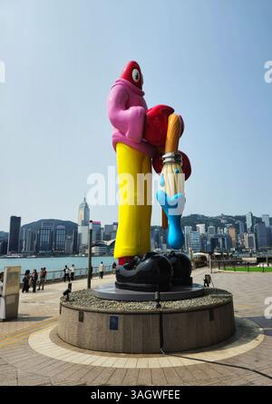 Scultura "The Lobster Painter" di Philip Colbert sul lungomare fuori dal centro commerciale K11 MUSEA a Tsim Sha Tsui, Hong Kong. Foto Stock