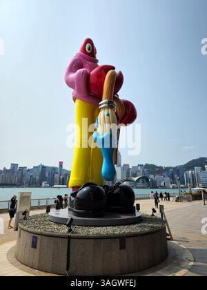 Scultura "The Lobster Painter" di Philip Colbert sul lungomare fuori dal centro commerciale K11 MUSEA a Tsim Sha Tsui, Hong Kong. Foto Stock