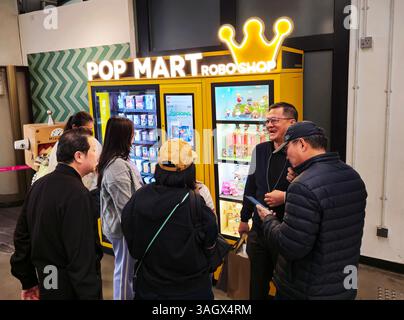 Un negozio Pop Mart Robo, distributore automatico al mercato centrale di Hong Kong. Foto Stock