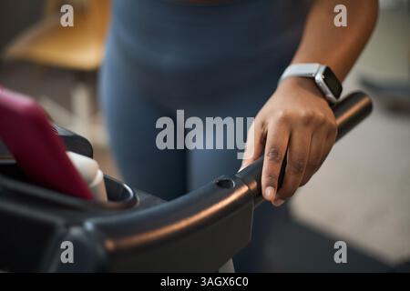 Allenati in palestra utilizzando il tapis roulant con Smartwatch Foto Stock