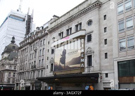 Empire Theatre Cinema a Haymarket, Londra con cartellone pubblicitario Glenmorangie Foto Stock