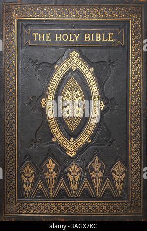 Copertina anteriore rilegata in pelle di un'antica Bibbia Sacra del XIX secolo Brown's Self-Interpreting Family Bible contenente l'Antico e il nuovo Testamento del Lat Foto Stock