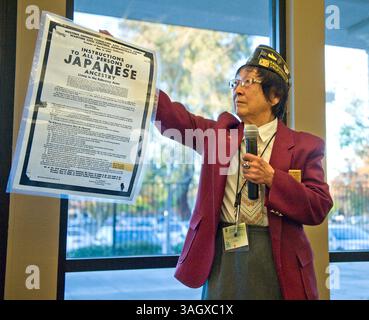23 novembre 2009 - Sacramento, CA, Stati Uniti - Kiyo Sato, di Sacramento ha un poster che dava intrusioni a persone di origine giapponese per consegnarsi per il trasferimento in campi di internamento. Sato ha detto che è stata inviata al Poston Internment Camp in Arizona per riunirsi al Sacramento State Alumi Center lunedì 23 novembre 2009 durante un tributo ai veterani asiatici americani della seconda guerra mondiale e coreani. Sato era un veterano della guerra di Corea e sarà una delle persone che beneficeranno della legge giapponese sull'internamento e la laurea che è stata firmata quest'anno dal governatore Arnold Schwarzenegger. (Immagine di credito: © Sacramento Bee/ Foto Stock