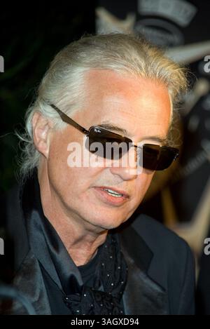 19 giugno 2009 - Los Angeles, California, USA - il chitarrista JIMMY PAGE arriva alla premiere After Party di Sony Pictures Classics "IT Might Get Loud" al Palomar Hotel il 19 giugno 2009 a Los Angeles, California. (Immagine di credito: © Adam Latham/ZUMA Press) Foto Stock