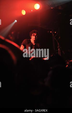 LOS ANGELES, CA - 24 GIUGNO: La band "Spinnerette" (Brody dalle, Tony Bevilacqua, Jack Irons e Alain Johannes) decadono a Los Angeles per il loro secondo spettacolo al Troubadour per il loro album. c) Adam Latham. Foto Stock