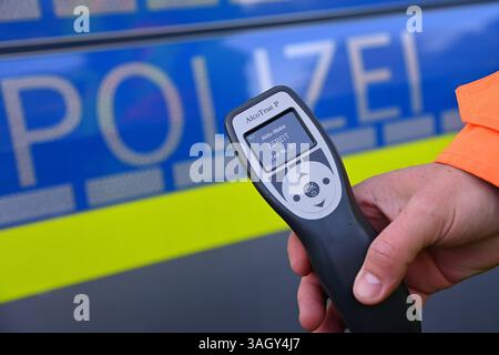 Themenbild, Symbolfoto Alkoholkontrolle. Ein Alkomat, Alkoholtester vor Polizeiauto, *** immagine a tema, simbolo foto alcol test Un etilometro, etilometro di fronte ad una macchina della polizia, Foto Stock