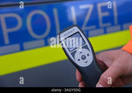 Themenbild, Symbolfoto Alkoholkontrolle. Ein Alkomat, Alkoholtester vor Polizeiauto, *** immagine a tema, simbolo foto alcol test Un etilometro, etilometro di fronte ad una macchina della polizia, Foto Stock