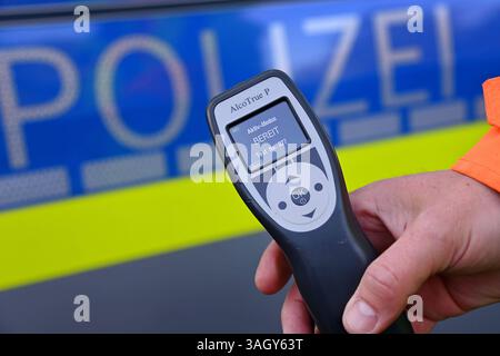 Themenbild, Symbolfoto Alkoholkontrolle. Ein Alkomat, Alkoholtester vor Polizeiauto, *** immagine a tema, simbolo foto alcol test Un etilometro, etilometro di fronte ad una macchina della polizia, Foto Stock