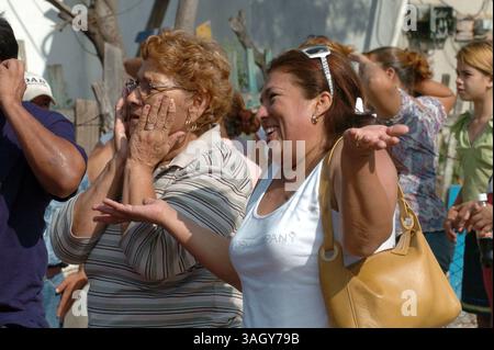 27 giugno 2005 - Nuevo Laredo, Tamaulipas, Messico - entusiasta della notizia che un membro della famiglia era stato salvato da soldati a Nuevo Laredo, Messico, una donna ha applaudito mentre l'altra ha applaudito le mani sul viso con incredulità. Circa 43 vittime dei rapimenti furono liberate da case sicure durante l'operazione militare. (Immagine di credito: © Luis J. Jimenez/ZUMA Press) Foto Stock