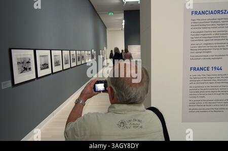 2 luglio 2009 - Budapest, Ungheria - i visitatori osservano le opere del fotografo ungherese Robert Capa nel Ludwig Contemporary Art Museum. Più di un migliaio di foto di Capa sono state acquistate dal governo ungherese presso l'International Center of Photography (ICP) di New York, all'inizio di quest'anno e saranno esposte al pubblico a partire dal 3 luglio. (Immagine di credito: © Balint Fejer/ZUMA Press) Foto Stock