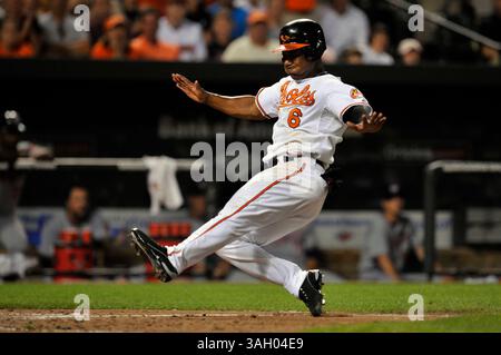 27 giugno 2009: Melvin Mora n. 6 per i Baltimore Orioles scivola sano e salvo in casa durante una partita di interlega contro i Washington Nationals in visita all'Oriole Park a Camden Yards a Baltimora, Maryland. Gli Orioles battono i Nationals 6 - 3 (Credit Image: © Joy Absalon/Cal Sport Media/ZUMA Press/ZUMA Press) Foto Stock