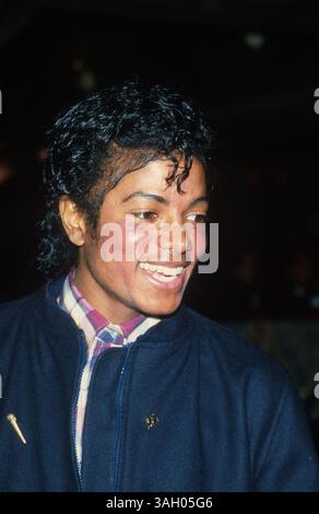 Michael Joseph Jackson (29 agosto 1958 - 25 giugno 2009) 50, artista discografico superstar, intrattenitore, uomo d'affari - il "Re del Pop". Debuttò sulla scena musicale alle 11 come membro dei Jackson 5. Solo nel 1971 - con cinque album i dischi più venduti al mondo. I video di Jacko su MTV erano leggendari. NELLA FOTO: 1 agosto 1990 - Hollywood, California, Stati Uniti - Pop star MICHAEL JACKSON. (Immagine di credito: © Michael Jacobs/ZUMA Press) Foto Stock