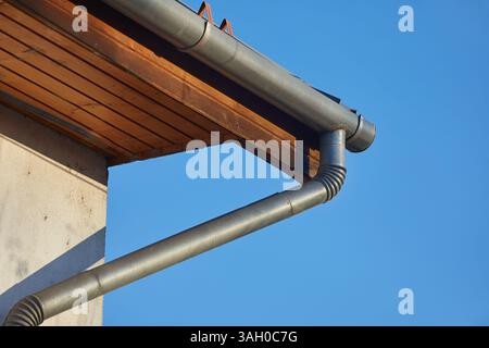 Il tubo della canalina scorre attraverso una casa Foto Stock