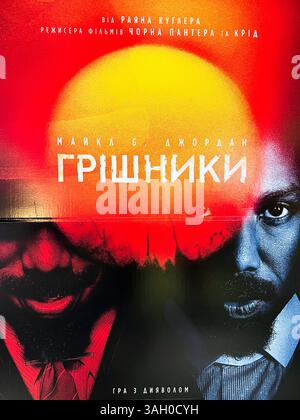 Kiev, Ucraina - 8 aprile 2025: Poster Sinners con colori vivaci, ritratti potenti ed effetti visivi dinamici per la promozione. Foto Stock