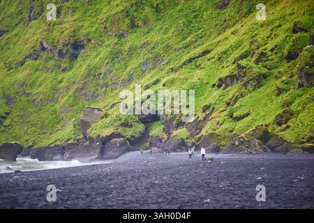 Vista panoramica della spiaggia di sabbia nera di Vikurfjara a Vik nell'Islanda meridionale Foto Stock
