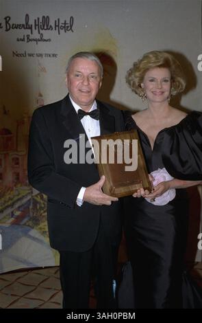 25 gennaio 1989 - Beverly Hills, California, Stati Uniti - l'intrattenitore Frank Sinatra con la moglie Barbara al suo fianco, espone con orgoglio il Will Rogers Award che la camera di commercio di Beverly Hills gli ha conferito mercoledì 25 gennaio 1989 in un evento stellato a Beverly Hills. Il premio è stato assegnato annualmente per i contributi eccezionali al mondo dell'intrattenimento. Sinatra è stata direttamente responsabile di aver raccolto più di un miliardo di dollari per beneficenza mondiale. (Immagine di credito: © Alan Greth/ZUMA Press) Foto Stock