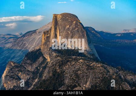 Una vista di un Half Dome illuminato dal tramonto rosa dal Glacier Point nel Parco Nazionale di Yosemite durante l'estate Foto Stock
