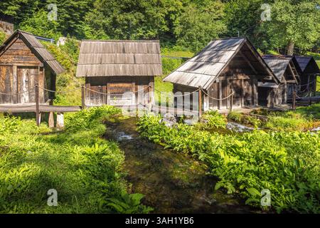 I mulini ad acqua in legno di Mlincici sul fiume Pliva vicino alla città di Jajce in Bosnia ed Erzegovina, Europa. Vista panoramica delle strutture in legno situate vicino a un flusso Foto Stock