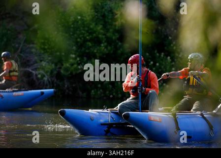 Jenn Irlanda / The Californian. I membri della squadra di ricerca e soccorso sceriffo della contea di Kern sceriffo sceriffo esaminano l'acqua mentre cercano un uomo scomparso intorno alle 18 di domenica sera nella zona di Lower Richbar del fiume Kern dopo che due soggetti sono stati segnalati annegare più di un'ora prima. Il secondo uomo è stato prelevato dall'acqua subito, insensibile ma respirato, e portato in ospedale. Come parte dello stesso incidente, altre cinque persone sono state salvate da un equipaggio di elicottero dopo essere state bloccate su una roccia nel fiume. L'uomo scomparso non era ancora stato trovato dall'ora della stampa. (Immagine di credito: © The Ba Foto Stock