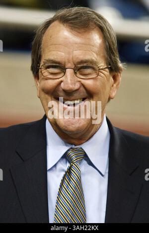 26 dicembre 2009 - Detroit, mi, Stati Uniti - 26 dicembre 2009: Ex allenatore del Michigan e presidente del Little Caesars Pizza Bowl Llyod Carr durante la NCAA: Little Caesars Pizza Bowl - Ohio vs Marshall al Ford Field di Detroit, Michigan. Marshall defeater Ohio 21-17. (Immagine di credito: © Rick Osentoski/Cal Sport Media/ZUMApress.com) Foto Stock