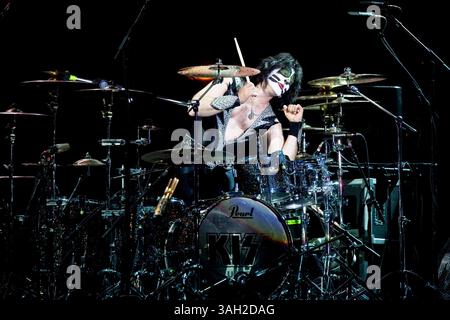 15 luglio 2009, KISSl live al Cisco Ottawa Bluesfest (Ottawa, Canada) Kiss si esibisce all'Ottawa Blues Festival a una delle più grandi folle dei festival 15 anni di storia. Il batterista DEI KISS, Eric Singer, gli fa cadere un gomito dopo il suo epico assolo. (Immagine di credito: © ASP/Cal Sport Media/ZUMA Press/ZUMA Press) Foto Stock