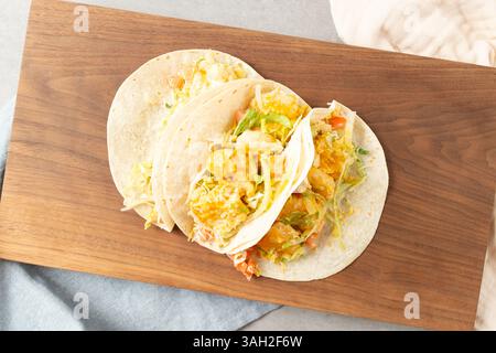 Tacos di gamberi con gamberi, verdure e spezie avvolti in tortillas Foto Stock