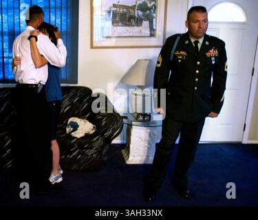 HT 309715 VRAG Funeral 1 di 2 (07/28/2009 HERNANDO BEACH)Nicole Coleman abbraccia suo padre James Jenkins come Sgt dell'esercito americano di prima classe William Kamer si trova nelle vicinanze. Il marito di Colemans, Justin Coleman, è stato ucciso venerdì scorso (24/7/09) vicino al confine tra Pakistan e Afghanistan durante uno scontro a fuoco in cui il ventunenne è stato ucciso. La famiglia ha incontrato i giornalisti nella casa dei genitori di Justin Colemans a Hernando Beach. (Immagine di credito: © St. Petersburg Times/ZUMA Press) Foto Stock