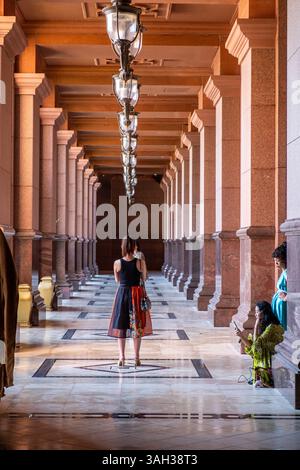 22 marzo 2025. Emirati Arabi Uniti. Emirates Palace Hotel ad Abu Dhabi. Colonnato, lanterne e pavimento in marmo Foto Stock