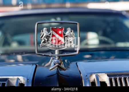 Primo piano del cofano o emblema del cofano di un'auto americana Chrysler New yorker degli anni '1970 Foto Stock