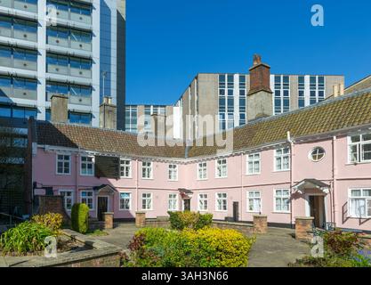 Edificio Merchant Almshouse, King Street, centro di Bristol, Inghilterra, Regno Unito costruito nel 1696 Foto Stock