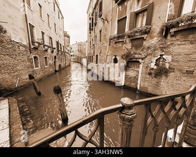 Scena tranquilla a Venezia, in Italia. Canali e edifici in mattoni. Foto Stock