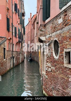 Scena tranquilla a Venezia, in Italia. Canali e edifici in mattoni. Foto Stock