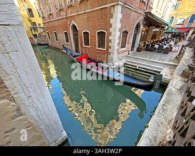 Gondola vuota in un angolo pittoresco di Venezia, Italia. Foto Stock