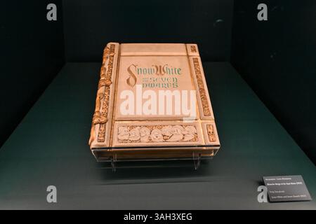 Parigi, Francia. 09 aprile 2025. Questa fotografia mostra il Prop Storybook Biancaneve e i sette nani alla mostra Disney 100 al Parc des Expositions di Parigi il 9 aprile 2025. Foto di Firas Abdullah/ABACAPRESS. COM credito: Abaca Press/Alamy Live News Foto Stock
