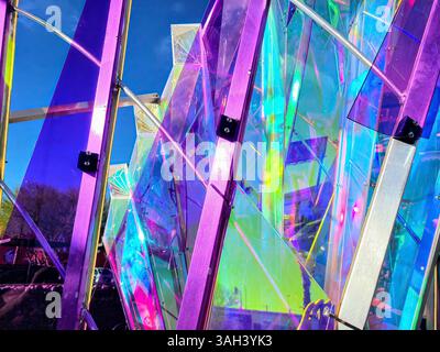 Pannelli vibranti e iridescenti con movimento geometrico illuminato dal sole Foto Stock