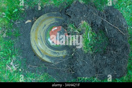 Miniera anticarro verde sull'erba nel terreno. Bomba TM-62 Foto Stock
