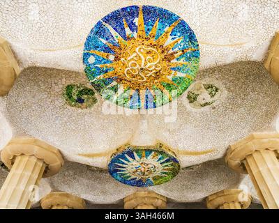 La sala ipostila o sala Hipòstila del Parc Güell, Barcellona, che mostra i dischi a mosaico sul soffitto che rappresentano le quattro stagioni e il cy lunare Foto Stock