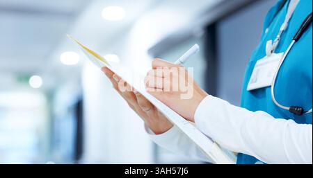 Assicurazione, medico e scrittura con mani di infermiere primo piano in ospedale per registrazioni o rapporto. Cardiologia, file e note con il personale sanitario Foto Stock