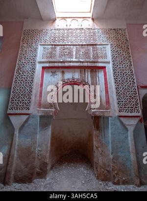 Moschea abbandonata all'interno della Kasbah di Glaoui, fortezza storica in rovina costruita con argilla di terra nel villaggio di Tamdaght vicino ad Ait Ben Haddou, Ouarzazate, Marocco Foto Stock