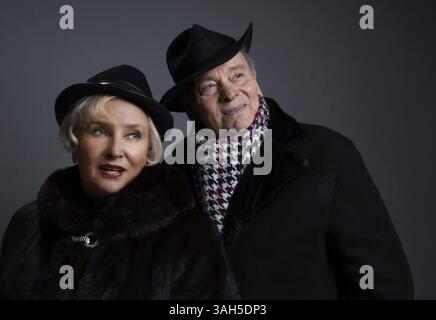 Febbraio 19, 2014 - Studio ritratto di mezza età coppie, vestito di una pelliccia (credito Immagine: © Igor Golovniov/ZUMA filo/ZUMAPRESS.com) Foto Stock