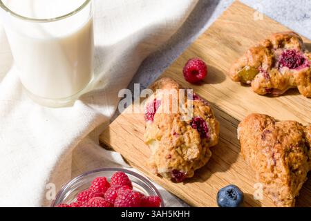 Scones di pera e lamponi. Pasticcini freschi. Foto Stock