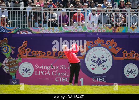 26 APR 2015 San Francisco, CA : Brooke Henderson inizia la partita finale durante il LPGA Swinging skirts Classic al Lake Merced Golf Club San Francisco, CA (Credit Image: © Thurman James/Cal Sport Media/ZUMAPRESS.com) Foto Stock