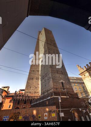 Bologna, Italia - 3 settembre 2021: Le due torri, Asinelli e Garisenda, sono un simbolo di Bologna e un punto di riferimento. Entrambe le torri sono pendenti. Foto Stock