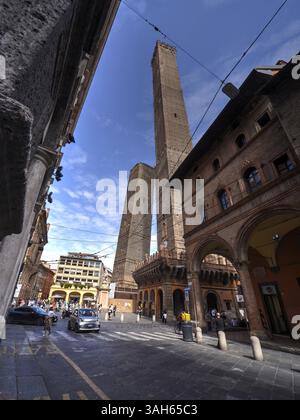 Bologna, Italia - 3 settembre 2021: Le due torri, Asinelli e Garisenda, sono un simbolo di Bologna e un punto di riferimento. Entrambe le torri sono pendenti. Foto Stock