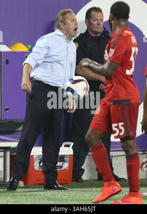 26 aprile 2015 - Orlando, Florida, USA - l'allenatore di Orlando Adrian Heath urla domenica 26 aprile 2015 all'Orlando Citrus Bowl di Orlando, Flag. (Immagine di credito: © Stephen M. Dowell/TNS/ZUMA Wire) Foto Stock